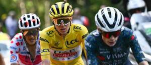 Tadej Pogačar ve žlutém dresu pro vedoucího závodníka Tour de France Tadej Pogačar ve žlutém dresu pro vedoucího závodníka Tour de France